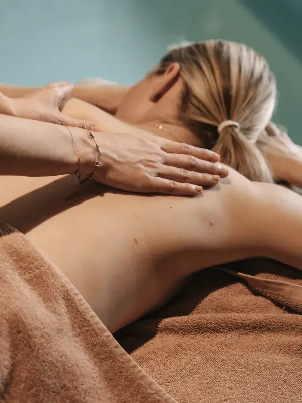 Massage en bord de piscine